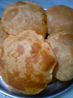 अजवाइन की पूरी (ajwain ki poori recipe in Hindi) रेसिपी मुख्य फोटो