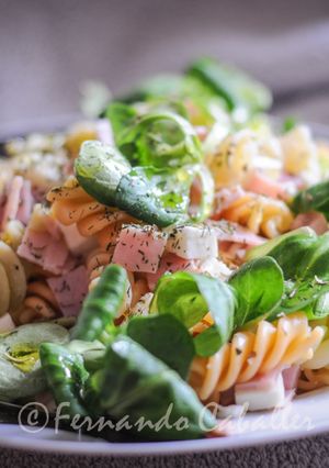 Una foto de Macarrones de colores con..