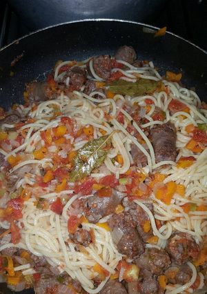 Una foto de Spaguethi con salchicha criolla