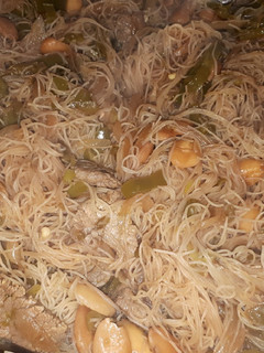 Una foto de Fideos de arroz con ternera y almendras