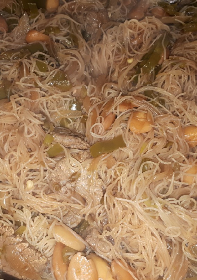 Una foto de Fideos de arroz con ternera y almendras