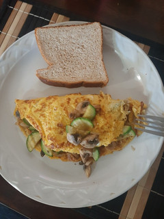 Una foto de Omelette de champiñón y calabacitas