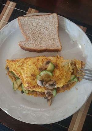 Una foto de Omelette de champiñón y calabacitas