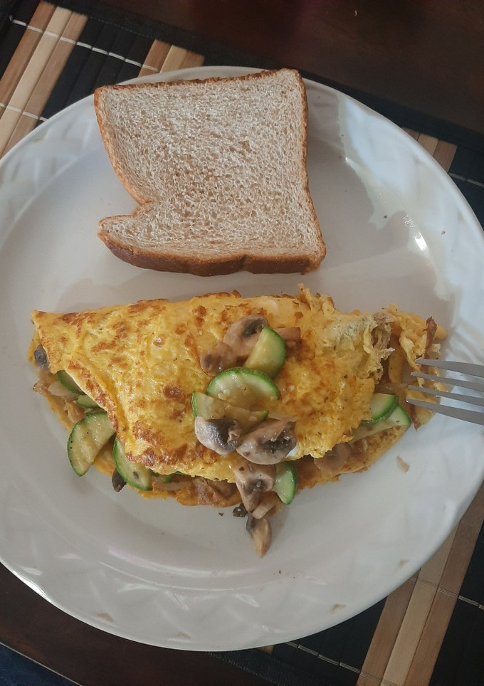 Una foto de Omelette de champiñón y calabacitas