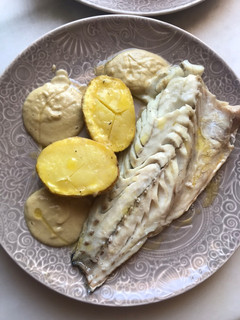 Una foto de Corvina a la plancha con salsa de galeras...y patatas asadas en siete minutos