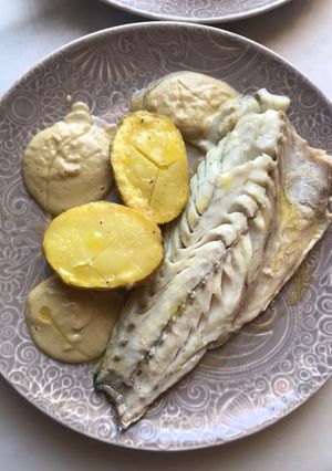 Una foto de Corvina a la plancha con salsa de galeras...y patatas asadas en siete minutos