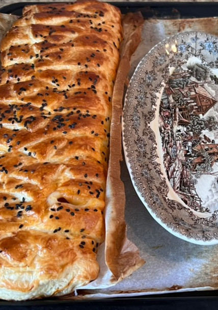 Una foto de Trenzas de hojaldre con jamón York, queso y chorizo