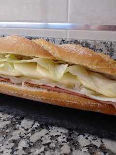 Una foto de Bocadillo de bacon con manzana