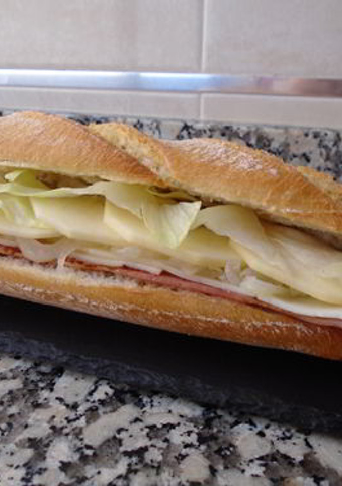 Una foto de Bocadillo de bacon con manzana