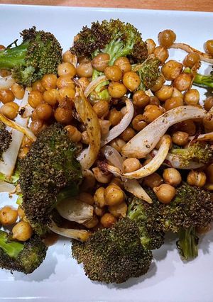 Une photo de Pois chiches grillés, brocolis et fenouil rôtis au four 🥦