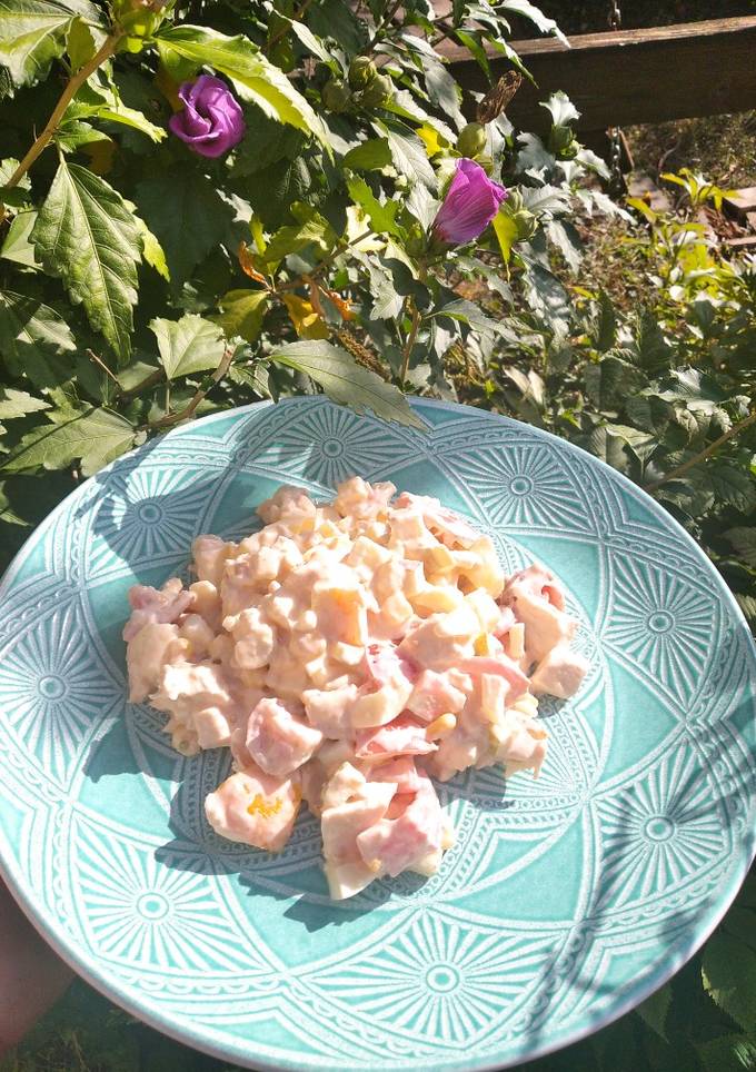 Смачний осінній салат з курячим філе, помідорами, кукурудзою і солодким перцем