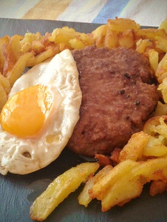 Una foto de Hamburguesa con huevo y patatas fritas