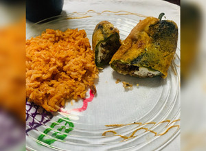 Una foto de Chiles rellenos de carne molida con queso Philadelphia