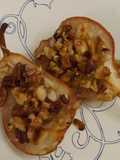 Peras rojas rellenas, con miel