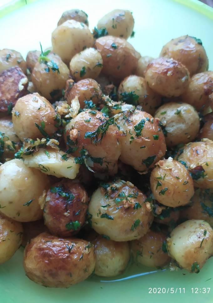 Картофель 🥔 с чесноком и зеленью