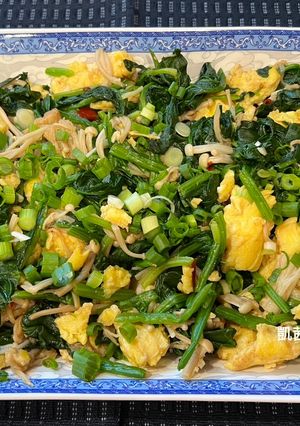 A picture of Spinach and Enoki Mushrooms with Eggs.