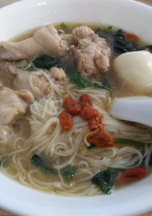 A picture of 麻油鸡面线 Sesame Oil Chicken Flour Vermicelli.
