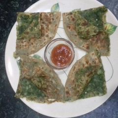 A picture of Aloo bathua stuff paratha.