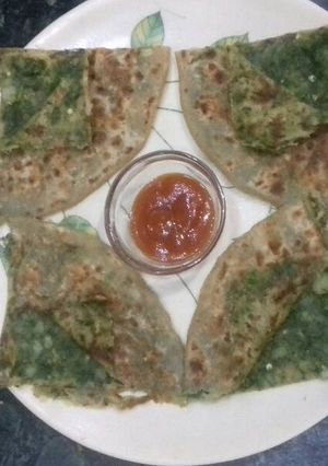 A picture of Aloo bathua stuff paratha.
