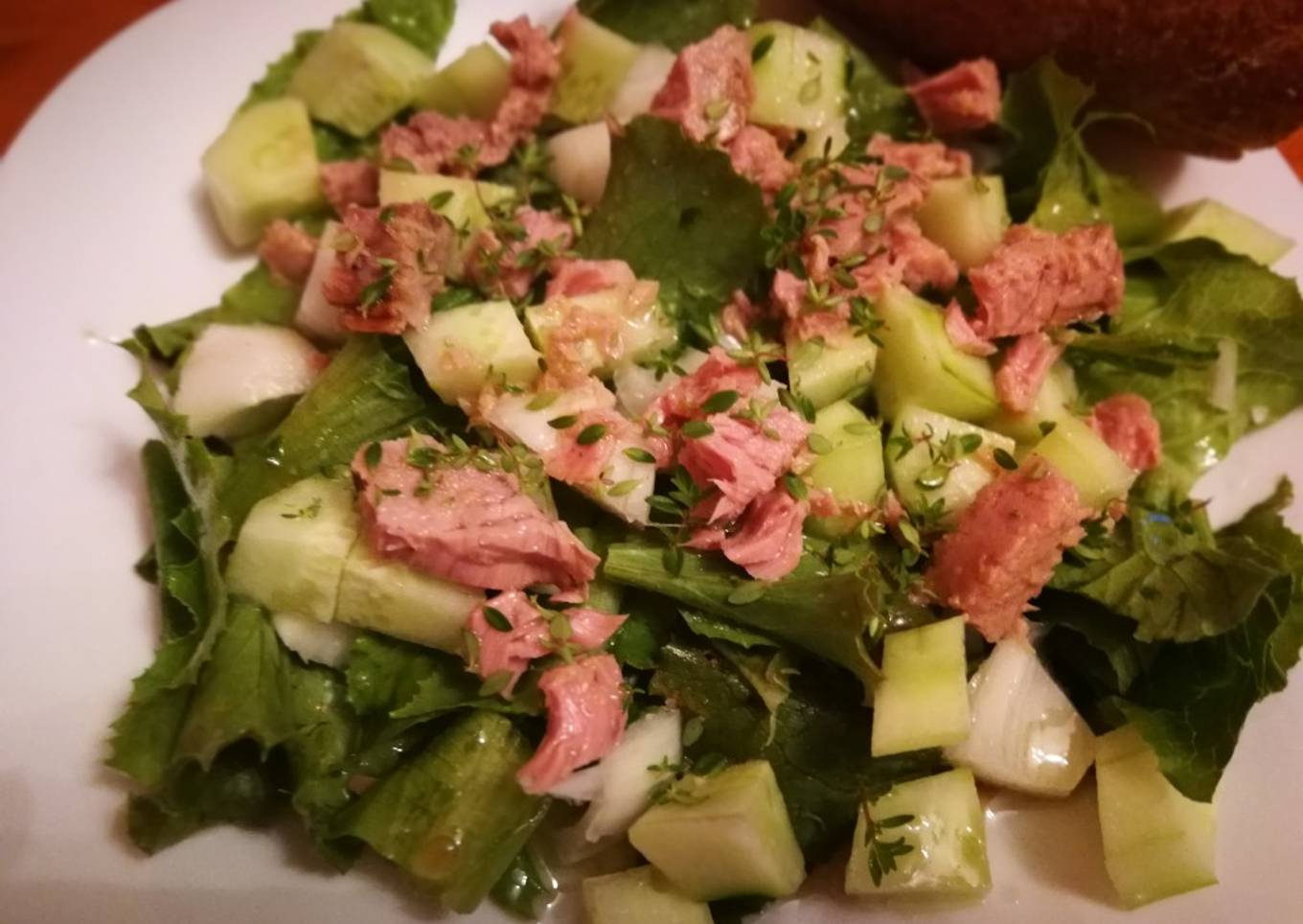 Ensalada de lechuga con atún y pepino