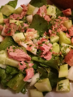 Una foto de Ensalada de lechuga con atún y pepino