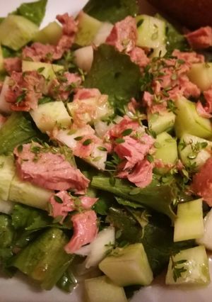 Una foto de Ensalada de lechuga con atún y pepino