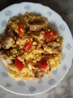 Una foto de Arroz de Calasparra con alubiones y costillejas