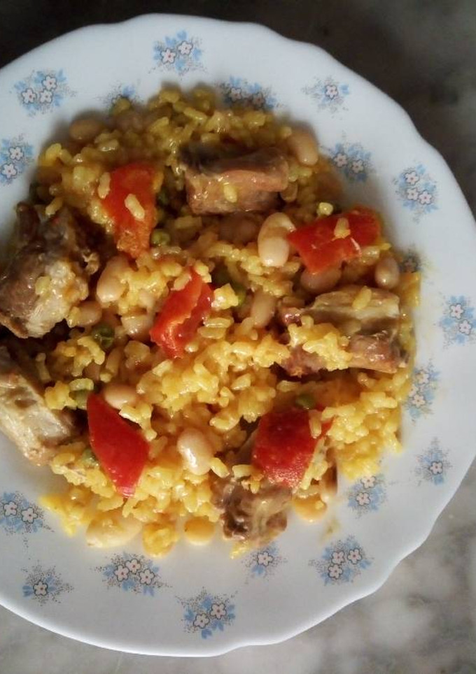 Una foto de Arroz de Calasparra con alubiones y costillejas