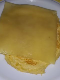 Una foto de Tortilla francesa con loncha de queso