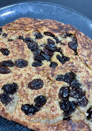 Una foto de Pancake de avena manzana y pasas de uva