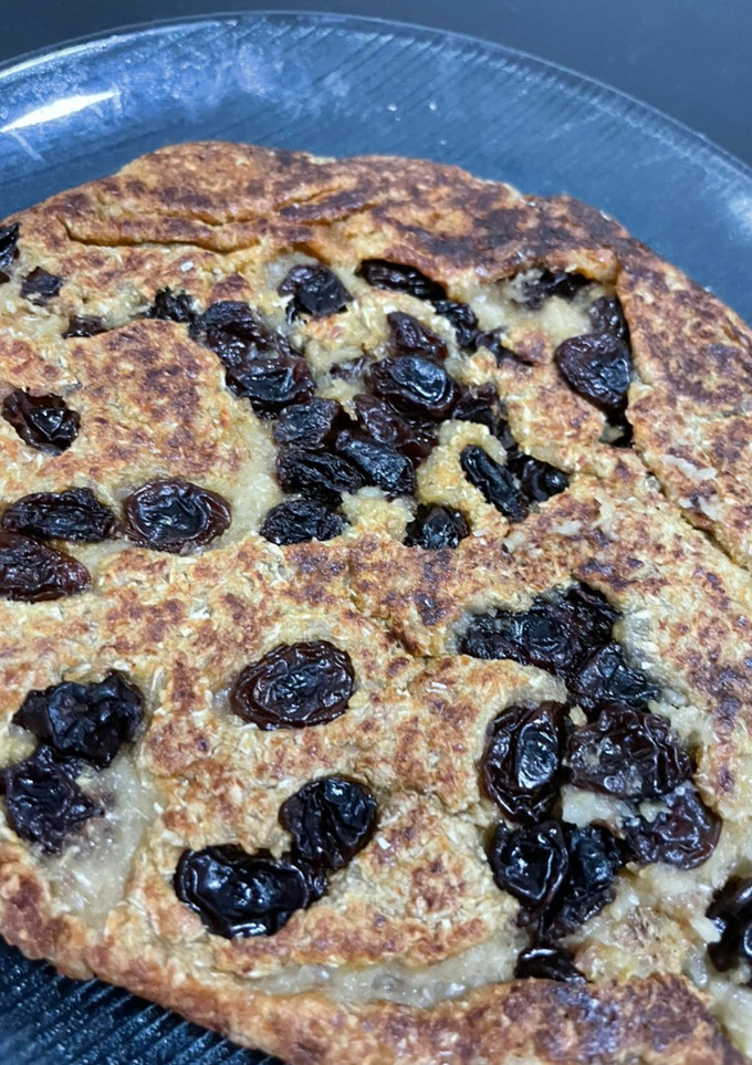 Una foto de Pancake de avena manzana y pasas de uva