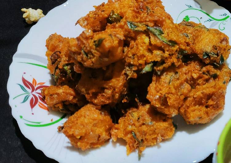 How to Prepare Tasty Leftover Khichdi pakoda