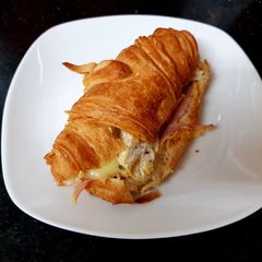 A picture of My Ham & cheese Croissants. 🙄.