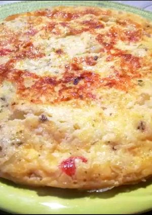 Una foto de Tortilla de calabacines y patatas con piquillos