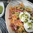 Farfalle tricolor con bacon, burrata y pesto de cacahuetes