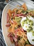 Farfalle tricolor con bacon, burrata y pesto de cacahuetes