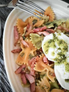 Una foto de Farfalle tricolor con bacon, burrata y pesto de cacahuetes