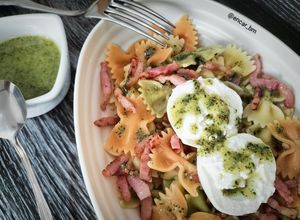Una foto de Farfalle tricolor con bacon, burrata y pesto de cacahuetes