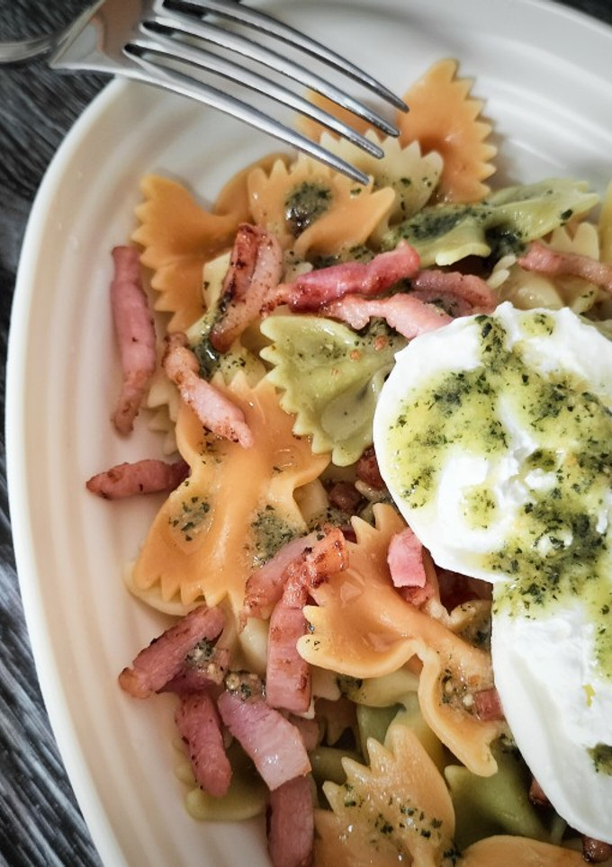 Una foto de Farfalle tricolor con bacon, burrata y pesto de cacahuetes