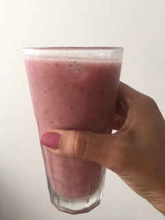 Una foto de Batido de banano y fresa