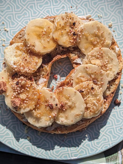Una foto de Bagel con plátano y miel 🍯🥯