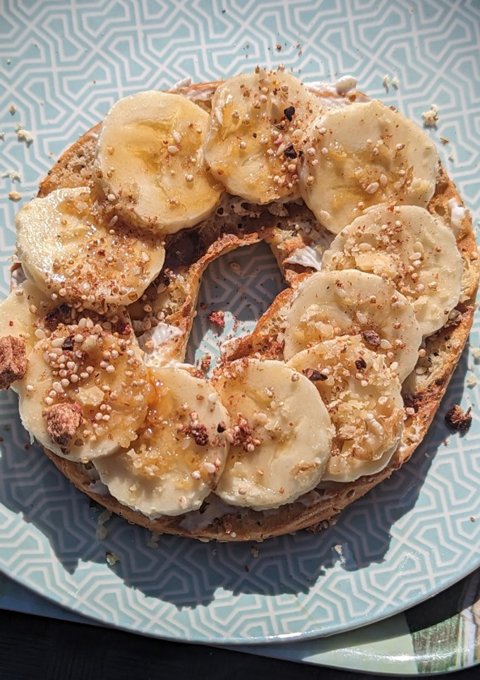 Una foto de Bagel con plátano y miel 🍯🥯