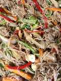 Chow mein de cerdo con fideos de arroz