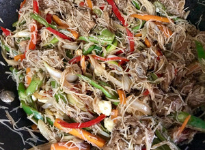 Una foto de Chow mein de cerdo con fideos de arroz
