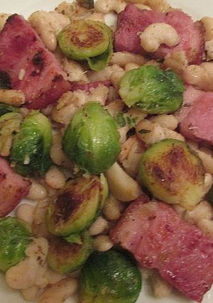 Una foto de Coles de Bruselas con alubias y panceta de cerdocrujiente