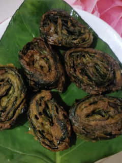 अरबी के पत्ते के पकौड़े (arbi ke patte ke pakode recipe in Hindi) रेसिपी मुख्य फोटो