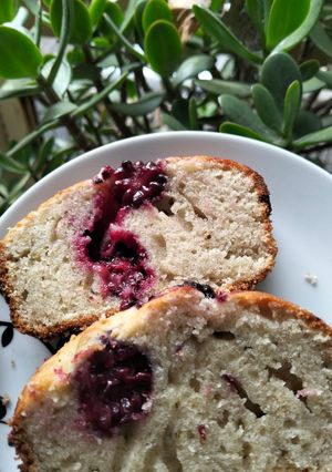 Una foto de Budín de banana 🍌 con moras