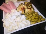 Una foto de edamame con carne
