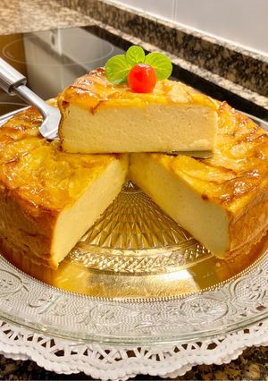 Una foto de Pastel con yogur griego y manzanas (Cake with Greek yogurt and apples)