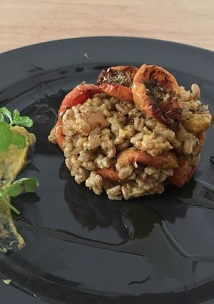 Foto di Farro con guacamole, salmone affumicato e pomodorini confit